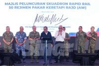 Mohamed Khaled (empat dari kiri) merasmikan Majlis Peluncuran Skuadron Rapid Rail 50 Rejimen Pakar Keretapi RAJD (AW) di Menara Prasarana pada Isnin. Foto SINAR HARIAN / MOHD HALIM ABDUL WAHID
