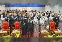 Mohd Yusoff (dua dari kiri) pada Majlis Serah Terima Tugas dan Pemakaian Pangkat Anggota di Ibu Pejabat Polis Kontinjen (IPK) Kelantan, Kota Bharu pada Isnin.