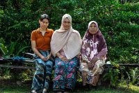 Norida Akmal (dua dari kiri) bergambar bersama anaknya Nur Fatin Akmadiana, 20, (kiri) dan ibu saudaranya Umi Kalsum Ahmad, 67, (kanan) ketika ditemui di Kampung Bukit Sapi, pada Isnin. Foto Bernama