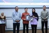 Mohd Izani menyampaikan baucar makanan bernilai RM300 kepada penerima sempena Majlis Penzahiran Iltizam HEPA di UMT, pada Isnin.