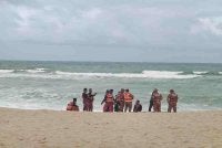Pasukan penyelamat berusaha mengesan mangsa yang hilang di Pantai Batu Buruk, Kuala Terengganu. 