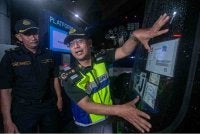 Mohammad Yusoff (kanan) menunjukkan permit kenderaan ketika hadir pada sidang media operasi khas sempena Tahun Baharu Cina 2026 di Terminal Bas Meru Raya, pada Isnin. Foto Bernama