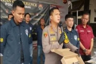 Niko (tiga dari kanan) dalam satu sidang media pada Ahad.
Sumber gambar daripada Kompas TV.
