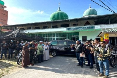 Ahli Tamada yang hadir menyerahkan van jenazah kepada masjid. 