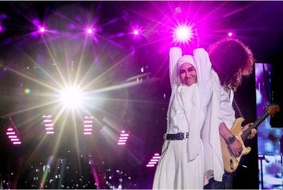 Pada usia 59 tahun, Ella terus mengukuhkan status sebagai ratu rock negara termasuk dengan kebolehan berlari dan melompat tanpa lelah di hadapan hampir 60,000 peminat di Stadium Nasional Bukit Jalil. Foto Bernama
