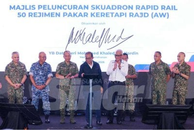 Mohamed Khaled (empat dari kiri) merasmikan Majlis Peluncuran Skuadron Rapid Rail 50 Rejimen Pakar Keretapi RAJD (AW) di Menara Prasarana pada Isnin. Foto SINAR HARIAN / MOHD HALIM ABDUL WAHID