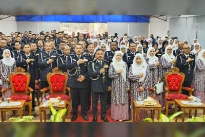 Mohd Yusoff (dua dari kiri) pada Majlis Serah Terima Tugas dan Pemakaian Pangkat Anggota di Ibu Pejabat Polis Kontinjen (IPK) Kelantan, Kota Bharu pada Isnin.