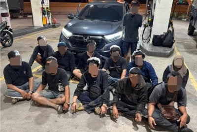 Antara warga Indonesia yang ditahan dalam Op Nyah Taring 1 di Jalan Besar pada Sabtu.