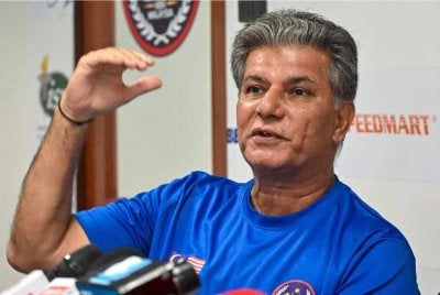 Sarjit Singh ketika sidang media Konfederasi Hoki Malaysia bersama Pengerusi Jawatankuasa Pengurusan di Stadium Nasional Bukit Jalil pada Isnin. Foto Bernama