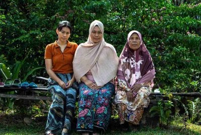 Norida Akmal (dua dari kiri) bergambar bersama anaknya Nur Fatin Akmadiana, 20, (kiri) dan ibu saudaranya Umi Kalsum Ahmad, 67, (kanan) ketika ditemui di Kampung Bukit Sapi, pada Isnin. Foto Bernama