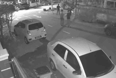 Tangkap layar video tular memaparkan tiga lelaki membaling mercun ke sebuah rumah.