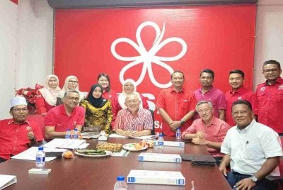 Razali (tengah) ketika mempengerusikan Mesyuarat Khas Bersatu Terengganu di Ibu Pejabat Bersatu Terengganu di Kuala Terengganu pada Isnin.
