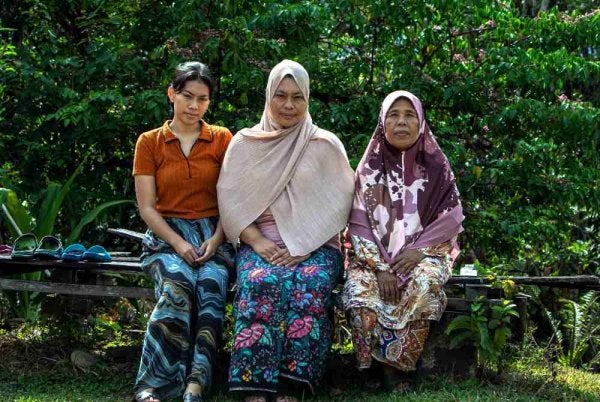 Norida Akmal (tengah) bergambar bersama anaknya Nur Fatin Akmadiana, 20, (kiri) dan ibu saudaranya Umi Kalsum Ahmad, 67, (kanan) ketika ditemui di Kampung Bukit Sapi, pada Isnin. Foto Bernama