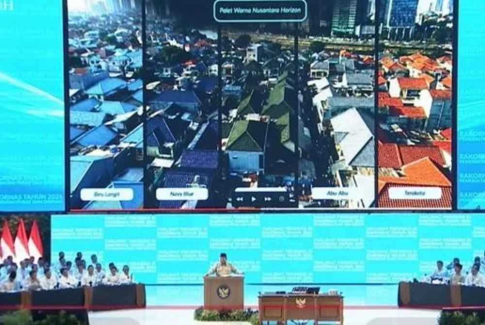 Prabowo (tengah) ketika mengumumkan program baharu pentadbiran beliau di Jawa Barat pada awal bulan lalu.