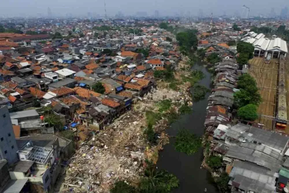 Penggunaan bumbung zink yang mudah berkarat pada kebanyakan rumah didakwa mencacatkan pemandangan.