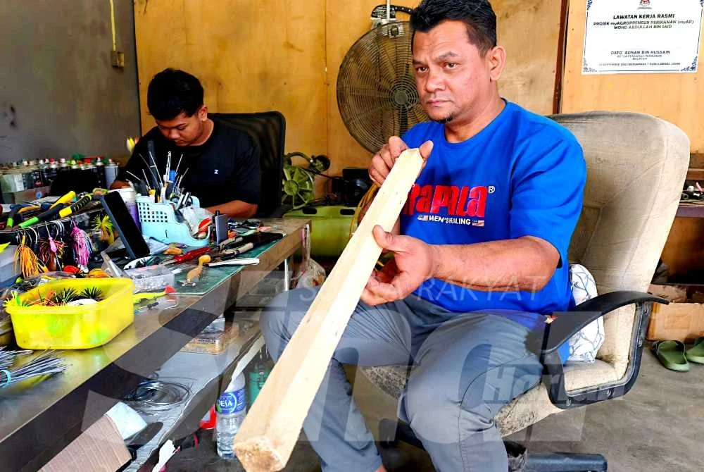 Pak Tam menggunakan kayu pulai untuk membuat umpan kerana ia sejenis kayu ringan yang mudah timbul dan membolehkan balingan dibuat lebih jauh serta tepat. - Foto:SINAR HARIAN/HAZELEN LIANA KAMARUDIN