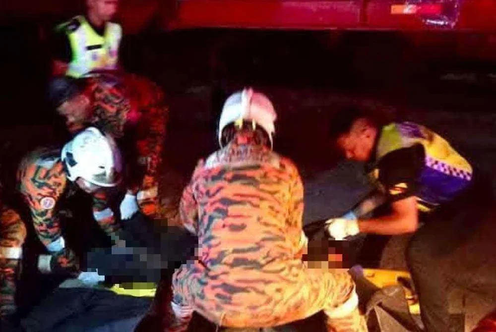 Anggota bomba mengeluarkan mangsa yang tersepit dalam kemalangan di Jalan Teng Kung Suk 2, Sibu.