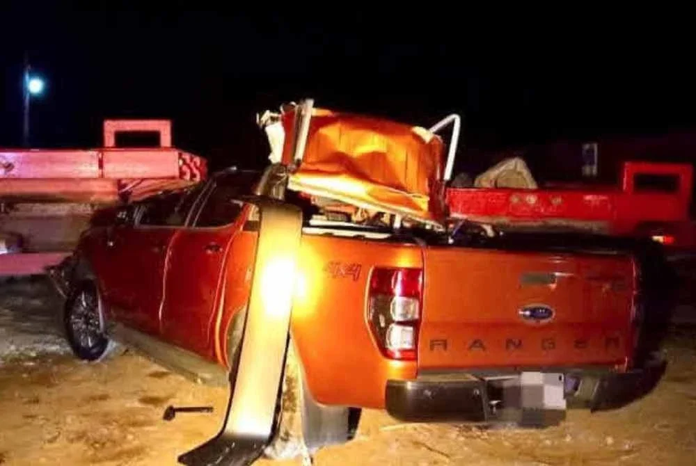 Keadaan pacuan empat roda yang dinaiki mangsa remuk di bahagian hadapan selepas merempuh treler di Jalan Teng Kung Suk 2, Sibu.