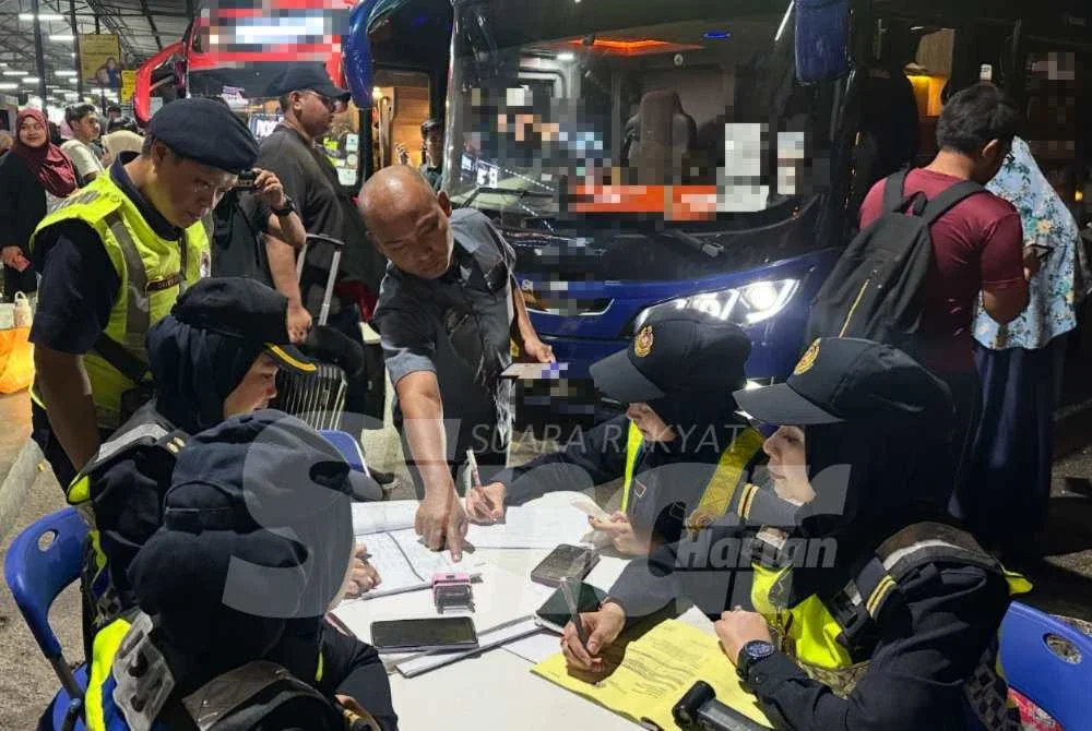 Penguat kuasa JPJ memeriksa lesen pemandu bas ekspres. Foto: SINAR HARIAN/ADILA SHARINNI WAHID