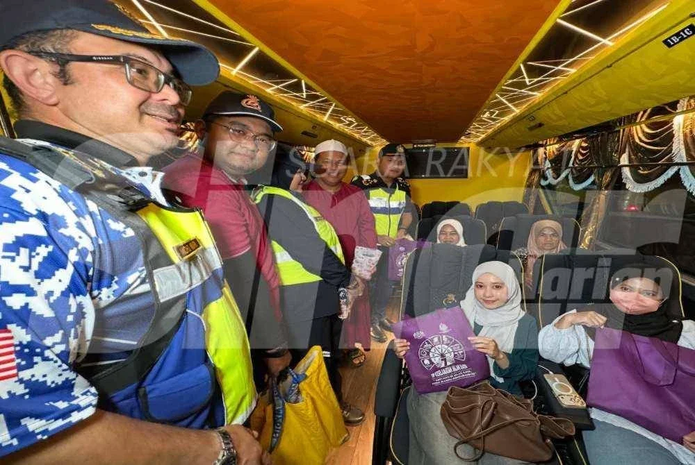 JPJ menyampaikan cenderahati kepada penumpang bas.