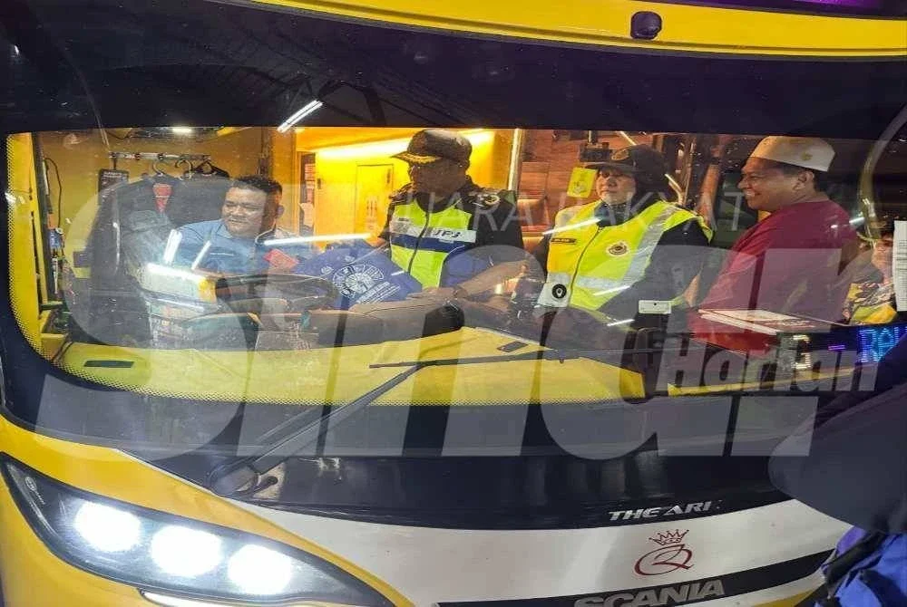 Jazmanie (dua dari kanan) melakukan pemeriksaan terhadap pemandu bas ekspres.