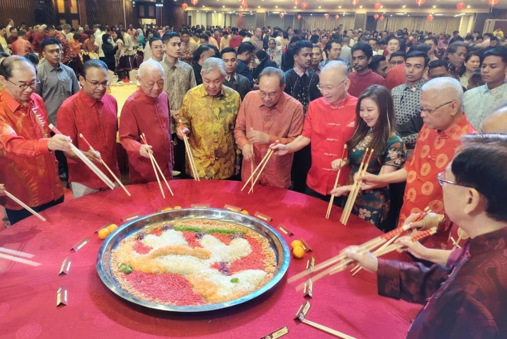 Anwar (lima dari kanan) menghadiri majlis Rumah Terbuka Tahun Baharu Cina di Dewan San Choo, Wisma MCA