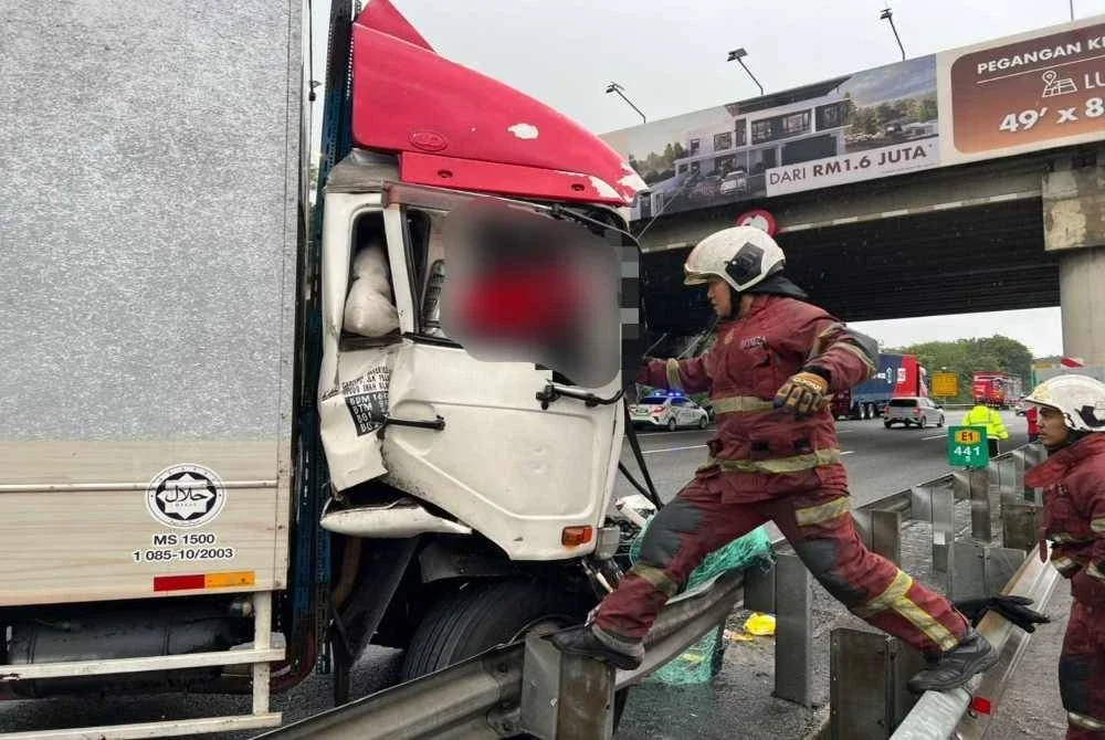 Anggota bomba sedang menjalankan usaha mengeluarkan mangsa yang tersepit dalam kemalangan babitkan dua kenderaan pada di Lebuhraya PLUS arah selatan di Rawang pada Selasa.