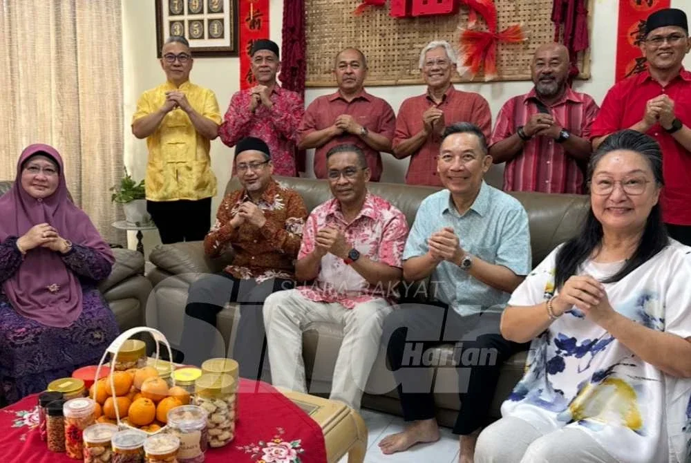 Takiyuddin (duduk, tiga dari kanan) mengunjungi kediaman Poh Choon sempena sambutan Tahun Baharu Cina Foto: SINAR HARIAN/ADILA SHARINNI WAHID