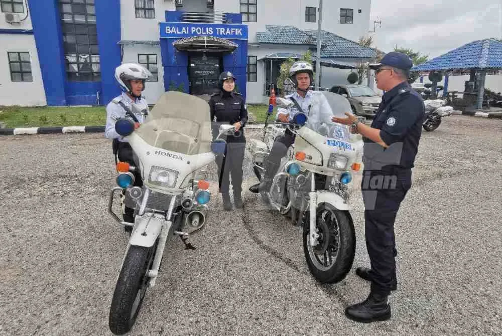Dua anggota polis berkenaan bersama pegawai ketika ditemui pemberita di IPD Marang, pada Selasa.