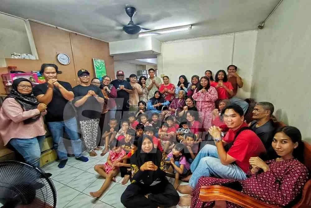 Hui Lang bersama anak, cucu dan cicitnya berkumpul sempena Tahun Baharu Cina di rumahnya di Indera Mahkota, pada Selasa.
