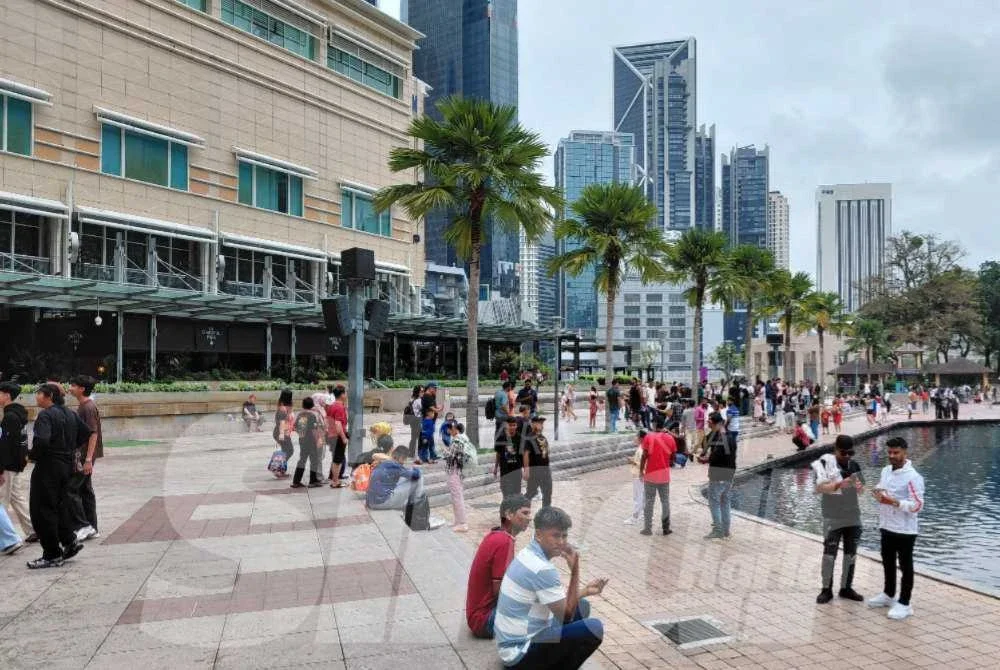 Suasana pengunjung sekitar kawasan KLCC, Kuala Lumpur pada Selasa.
