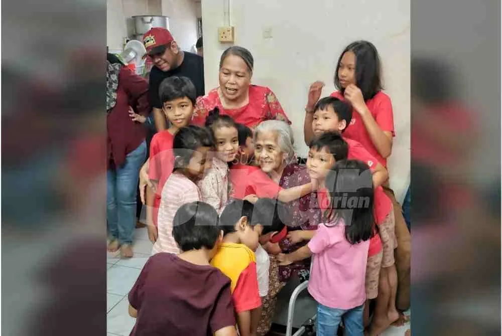 Hui Lang gembira apabila cucu dan cicit memeluknya.