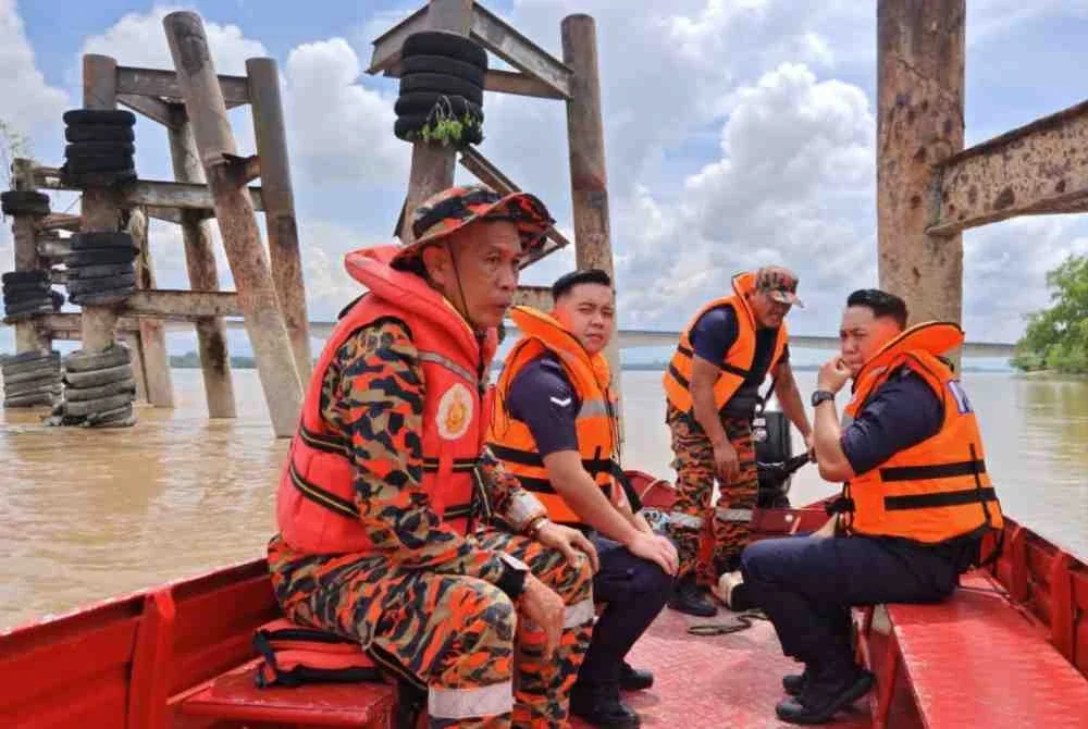 Operasi mencari dan menyelamat masih giat dijalankan. Foto bomba