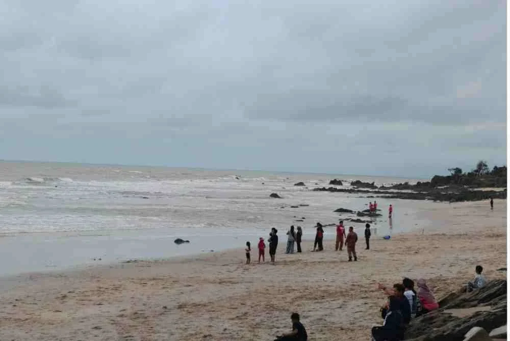 Operasi mencari dan menyelamat mangsa yang dikhuatiri lemas dilakukan di Pantai Tanjong Buloh, Sedili Kecil Kota Tinggi. - Foto JBPM Johor