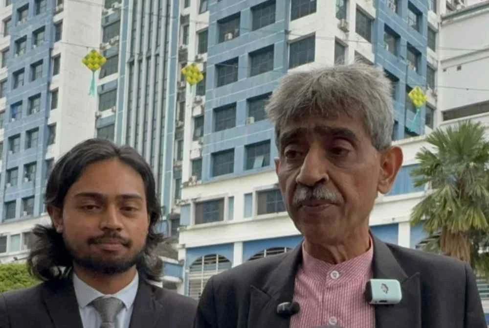 Mohamed Haniff Khatri (kanan) ketika sidang akhbar selepas membuat laporan polis di Ibu Pejabat Polis Daerah (IPD) Dang Wangi, Kuala Lumpur pada Selasa.