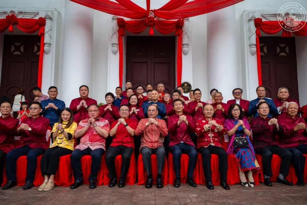 Anwar bersama rakan pimpinan serta masyarakat Cina ketika menghadiri sambutan Tahun Baharu Cina di KLSCAH, Kuala Lumpur pada Selasa. Foto Pejabat Perdana Menteri