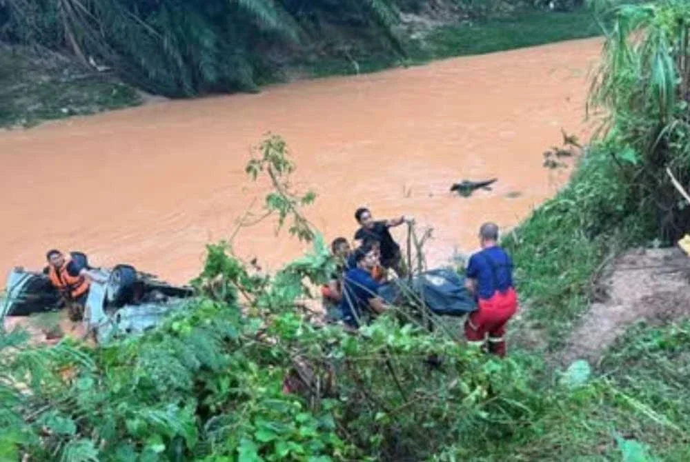 Seorang lelaki ditemukan maut selepas kereta terbabas ke dalam sungai di Seremban. Foto JBPM Negeri Sembilan