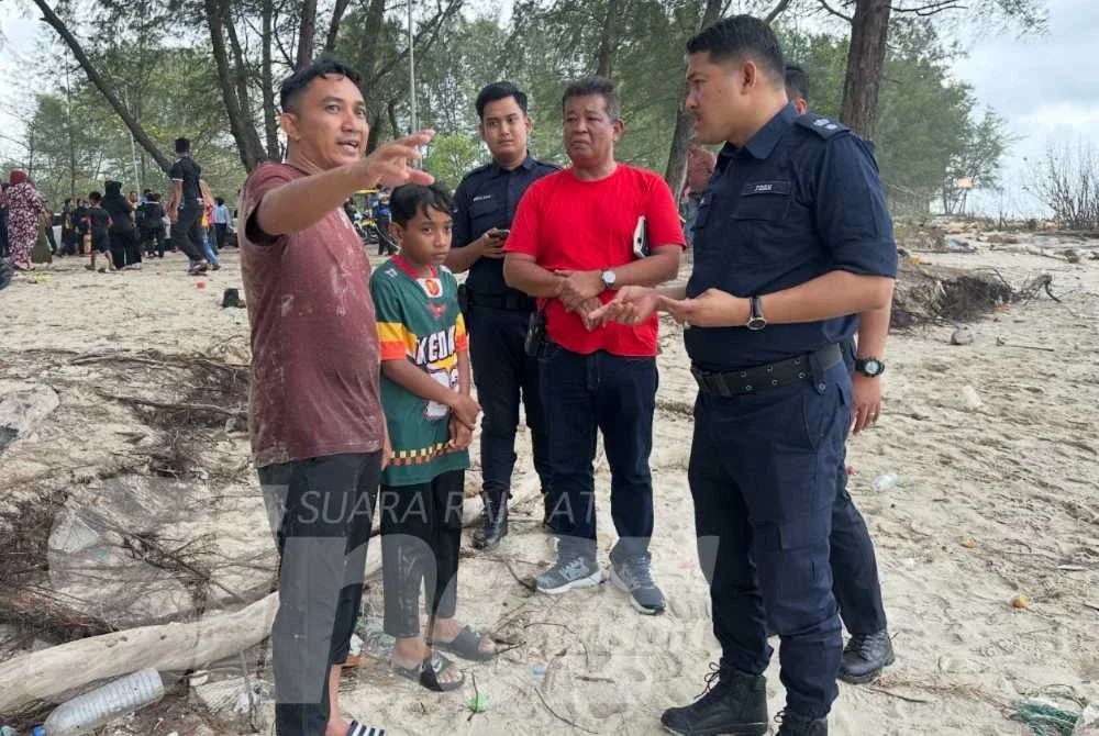 Mohd Ezad (kiri) menceritakan kejadian kepada Mohamad Ismail (kanan). 