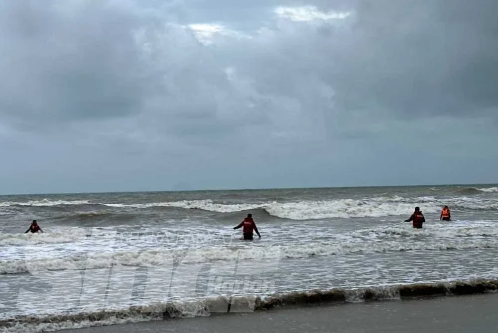 Dua beradik dikhuatiri lemas ketika berkelah di Pantai Kandis pada Selasa.