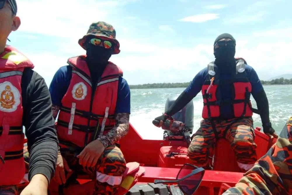 Operasi SAR warga emas hilang di laut dilakukan pasukan bomba di perairan Pantai Manis, Papar.