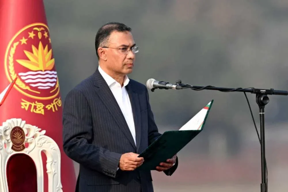 Tarique Rahman mengangkat sumpah jawatan di hadapan Presiden, Mohammed Shahabuddin di parlimen kebangsaan Jatiya Sangsad di Dhaka. Foto AFP