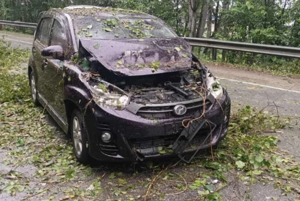 Mangsa berjaya keluar dari kenderaan tersebut dengan selamat tanpa sebarang kecederaan. Foto JBPM Perak