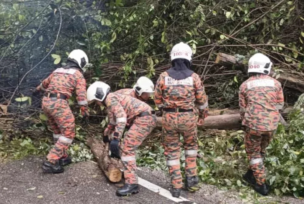 Anggota bomba melakukan operasi menyelamat di lokasi kejadian.