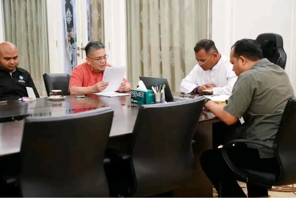 Amirudin (dua dari kanan) mengadakan pertemuan dengan Zainul Rijal (dua dari kiri) semasa pertemuan pada Selasa.