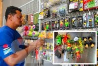 Bermula sekadar hobi memancing,Pak Tam tidak pernah menyangka minat mengail sejak usia 25 tahun menjadi titik tolak kepada pembinaan sebuah perniagaan umpan pancing yang kini menembusi pasaran seluruh negara termasuk Indonesia, Brunei dan Singapura.
Foto:SINAR HARIAN/HAZELEN LIANA KAMARUDIN