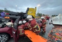 Seorang wanita maut manakala dua individu lain cedera dalam kemalangan membabitkan tiga kenderaan di Lebuhraya PLUS arah selatan berhampiran Bukit Beruntung di Rawang pada Selasa.