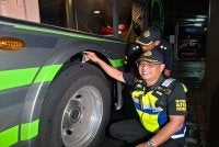 Mohammad Yusoff menbuat pemeriksaan ke atas sebuah bas ekpress sempena Op Khas Tahun Baharu Cina 2026 di Terminal Meru Raya di Ipoh pada Isnin.