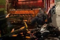 Seorang lelaki parah selepas motosikal yang ditunggangnya merempuh belakang sebuah lori sampah dalam kemalangan di George Town pada Selasa.