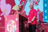 Anwar diiring Ka Siong berucap pada Majlis Rumah Terbuka Tahun Baharu Cina anjuran MCA di ibu negara pada Selasa.