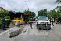 Anggota polis melakukan pemeriksaan ke atas rumah dihuni lima sekeluarga yang ditemui mati disyaki dibunuh pada awal pagi Selasa. 